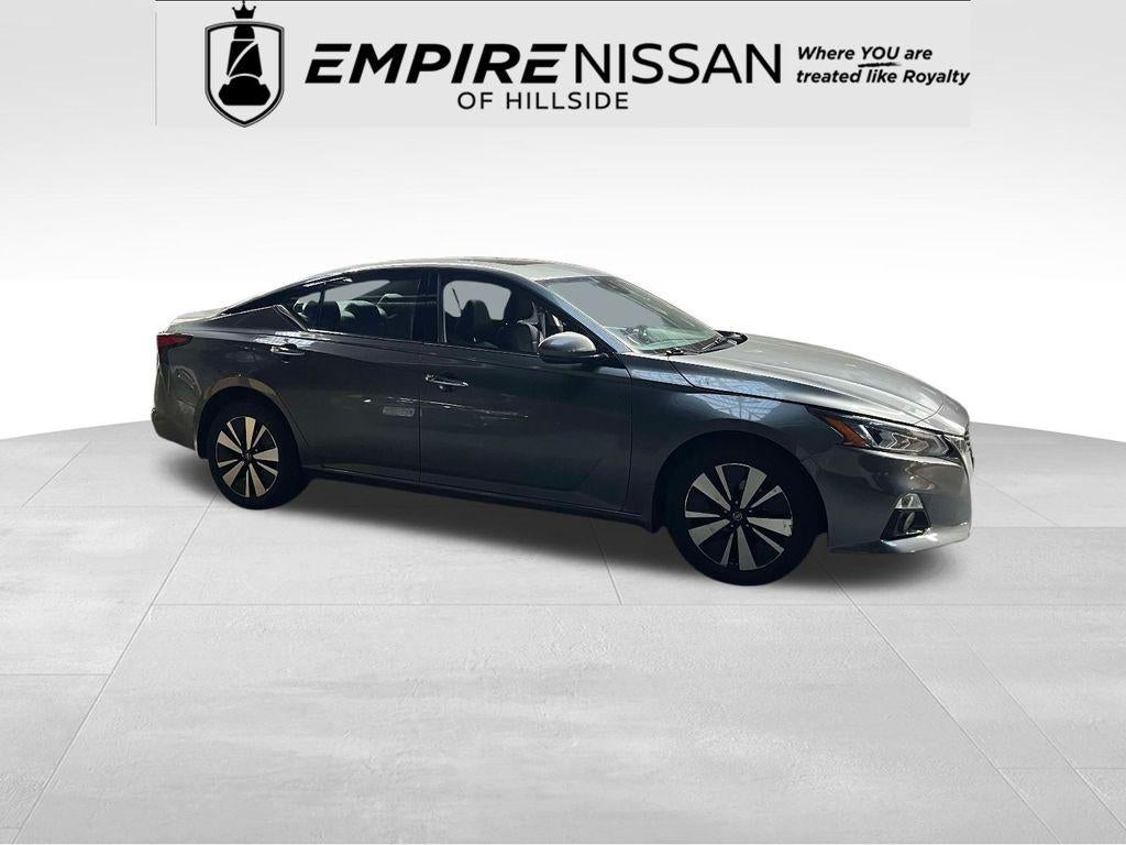 2022 Nissan Altima SL Intelligent AWD in Gun Metallic — front three-quarter view