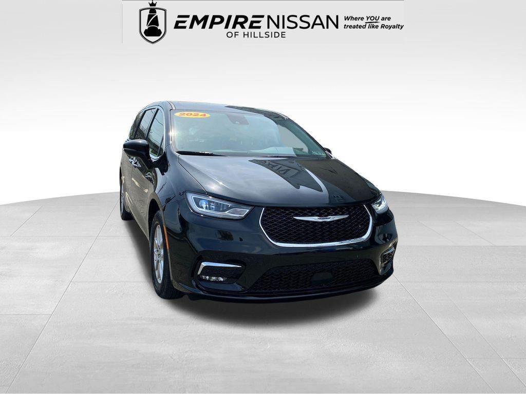 2024 Chrysler Pacifica Touring L in Diamond Black Crystal Pearlcoat — front three-quarter view