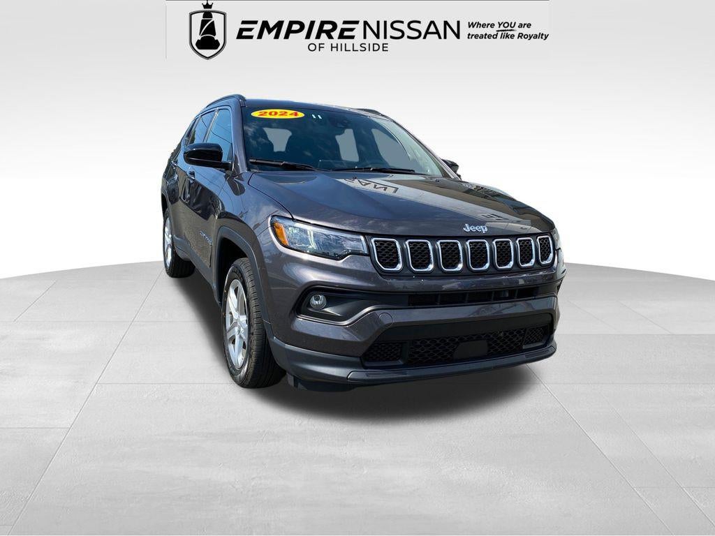 2024 Jeep Compass Latitude 4x4 in Gray — front three-quarter view