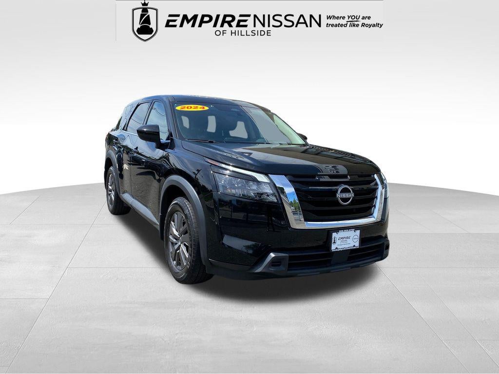 2024 Nissan Pathfinder S 4WD in Super Black — front three-quarter view
